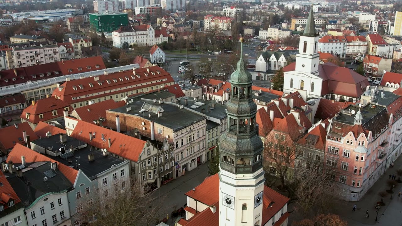ZIELONA z DRONA: zielonogórski Ratusz w promieniach grudniowego słońca