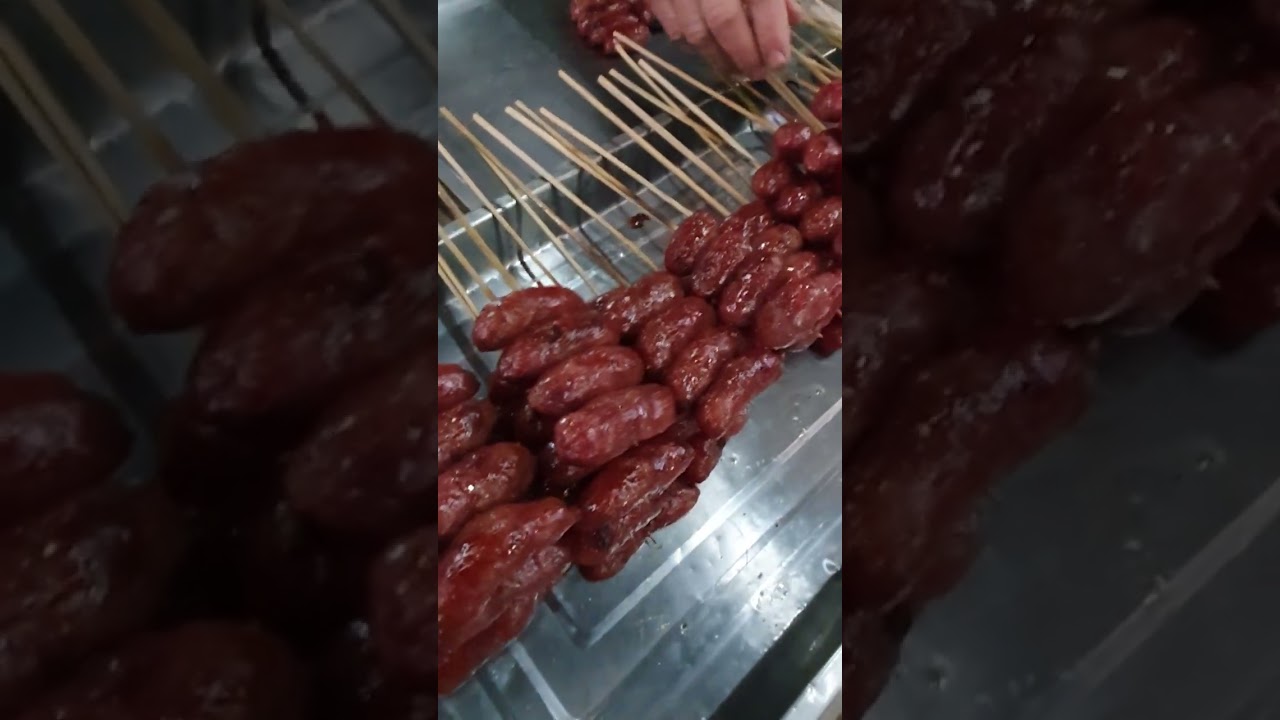 ใส้กรอกเมืองลาวขายปลีกส่งในตลาดเช้า