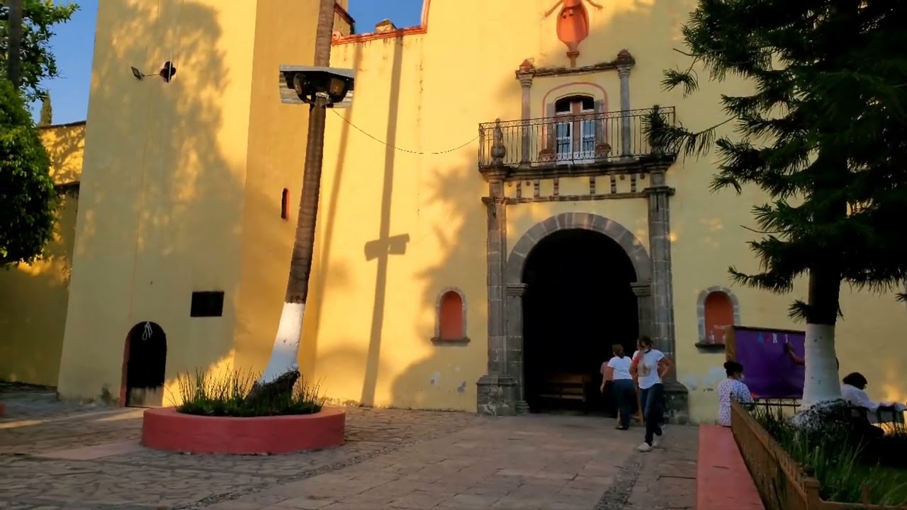 Campanas Del Reloj En La Iglesia. Coatlán Del Río Morelos, México.