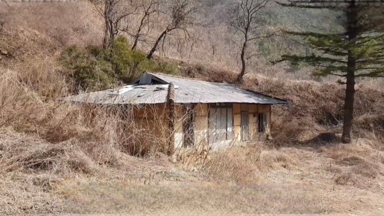 봄이오는 산속에 쓰시던 살림살이 그대로 남겨두고 빈집만이 남았네요