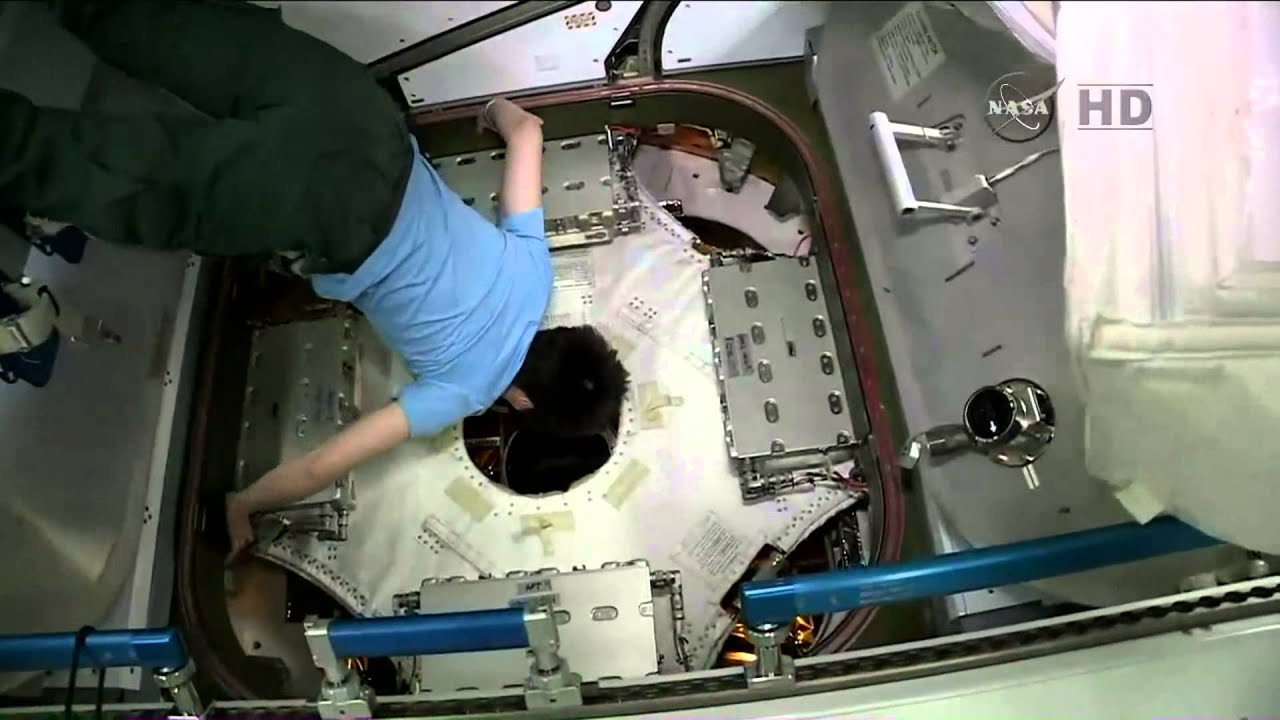 Expedition 42 - Samantha and the smell of outer space [subs ENG/ITA]