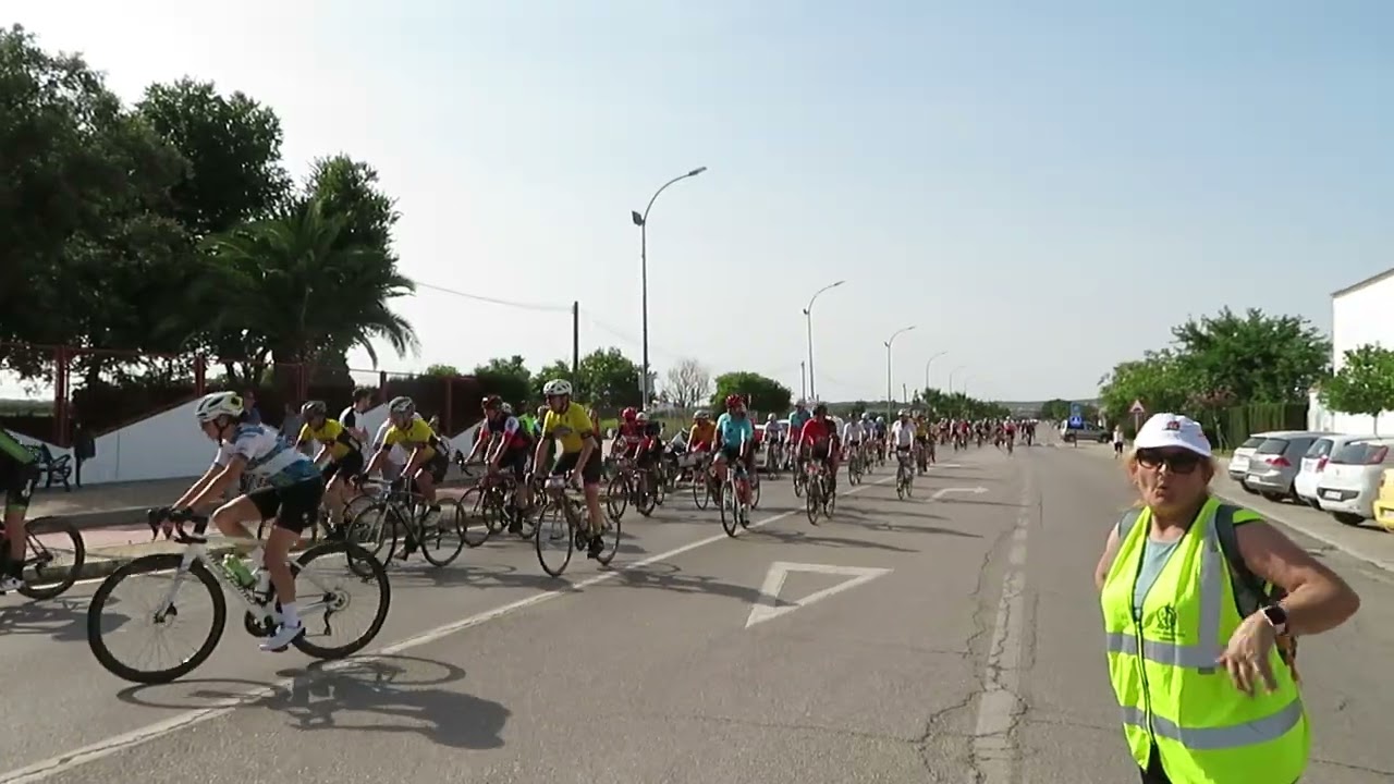 Llegada al polideportivo Palma del Río, avituallamiento Gran Fondo Sierra Morena