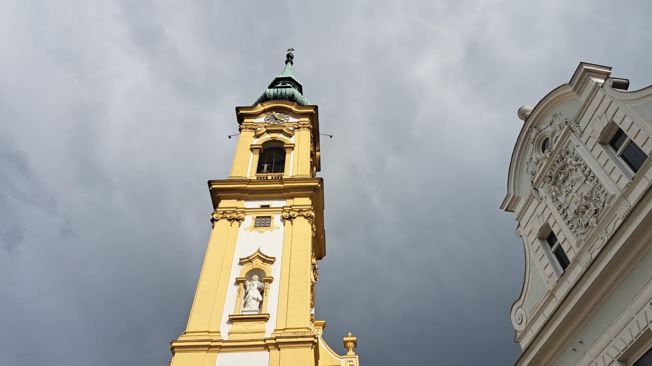 Stockerau (A-NÖ) Sonntagseinläuten der Kath. Stadtpfarrkirche zum Hl. Stephanus