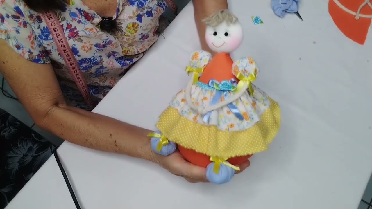Como fazer bonequinha de fuxicos e cordão peso de porta com areia e enchimento vem aprender é fácil 