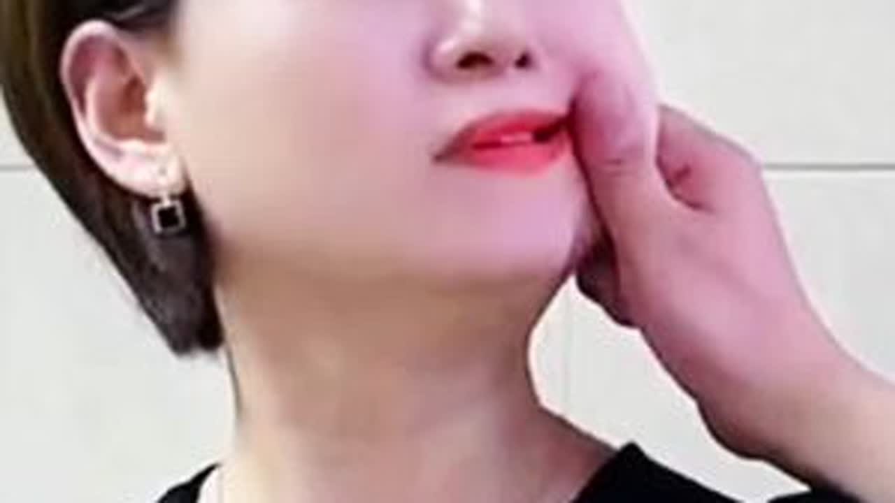 何千万受不了了！要跟美妻拼命😂#吴百万何千万#搞笑夫妻#专治各种不开心