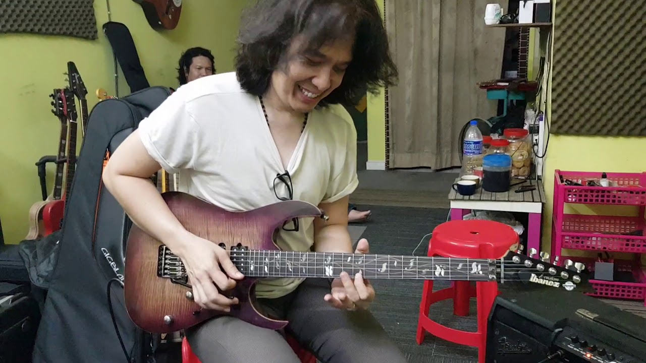 Addy cradle gitaris lagenda singapore