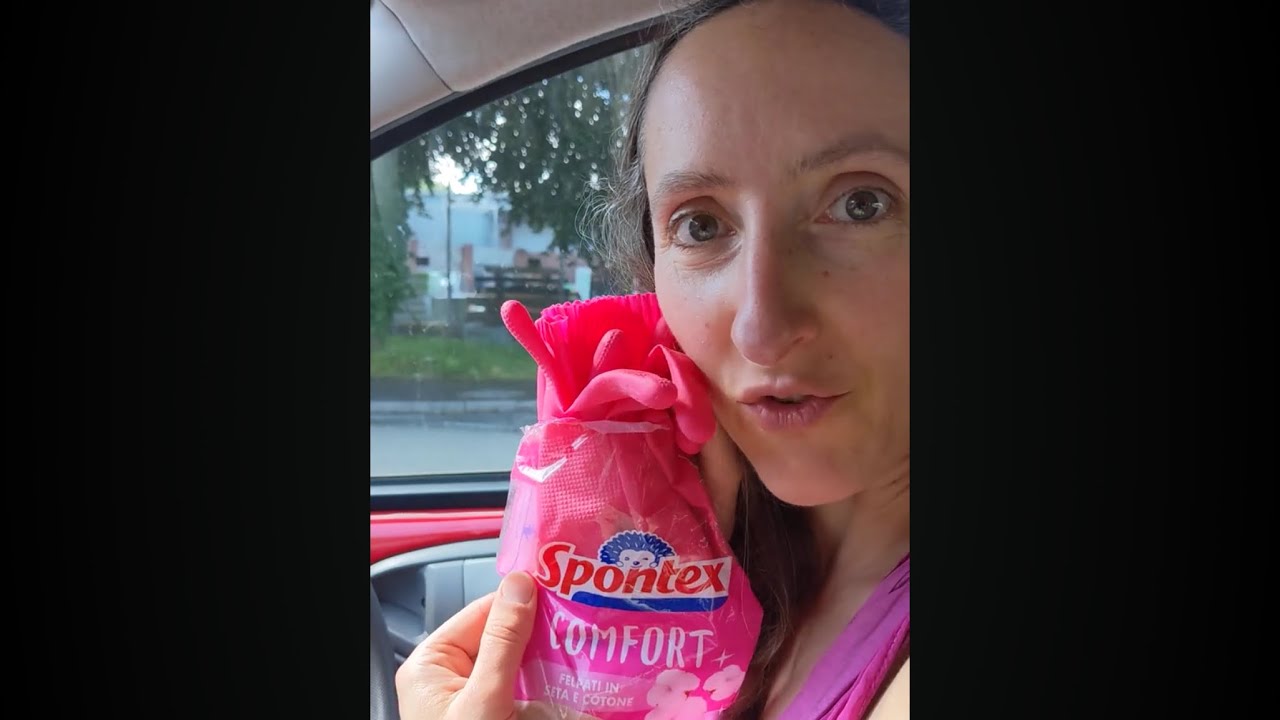 Driving with Robert’s pink Spontex rubber gloves!