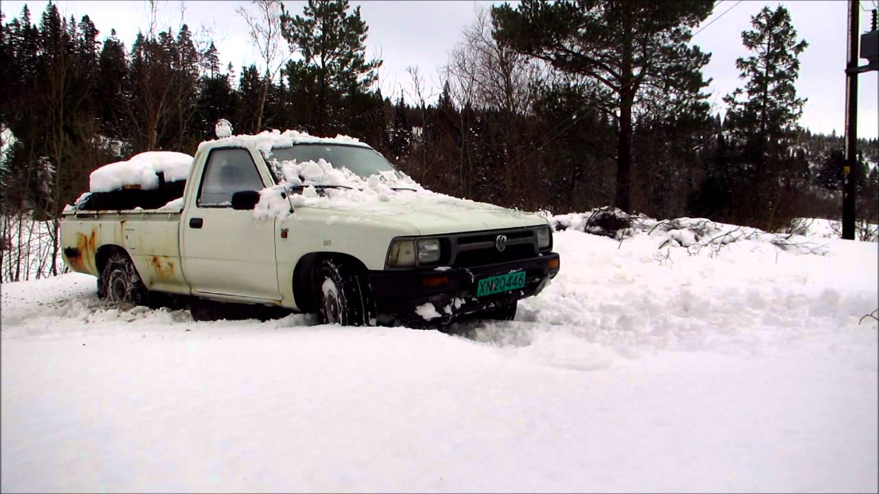 VW Taro 2.4D in DEEP snow!