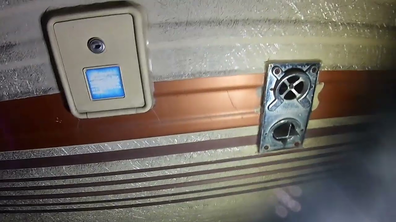 1985 Winnebago Chieftain 27 walk through
