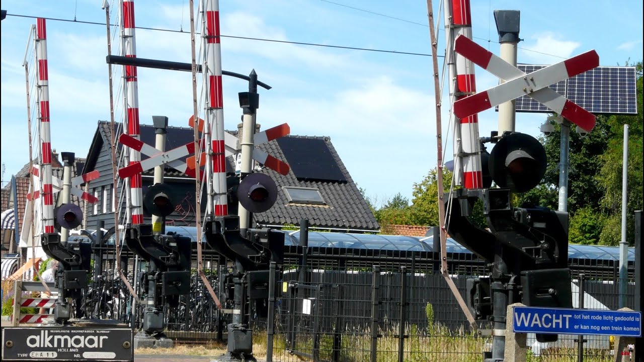 Spoorwegovergang Heiloo // Dutch railroad crossing
