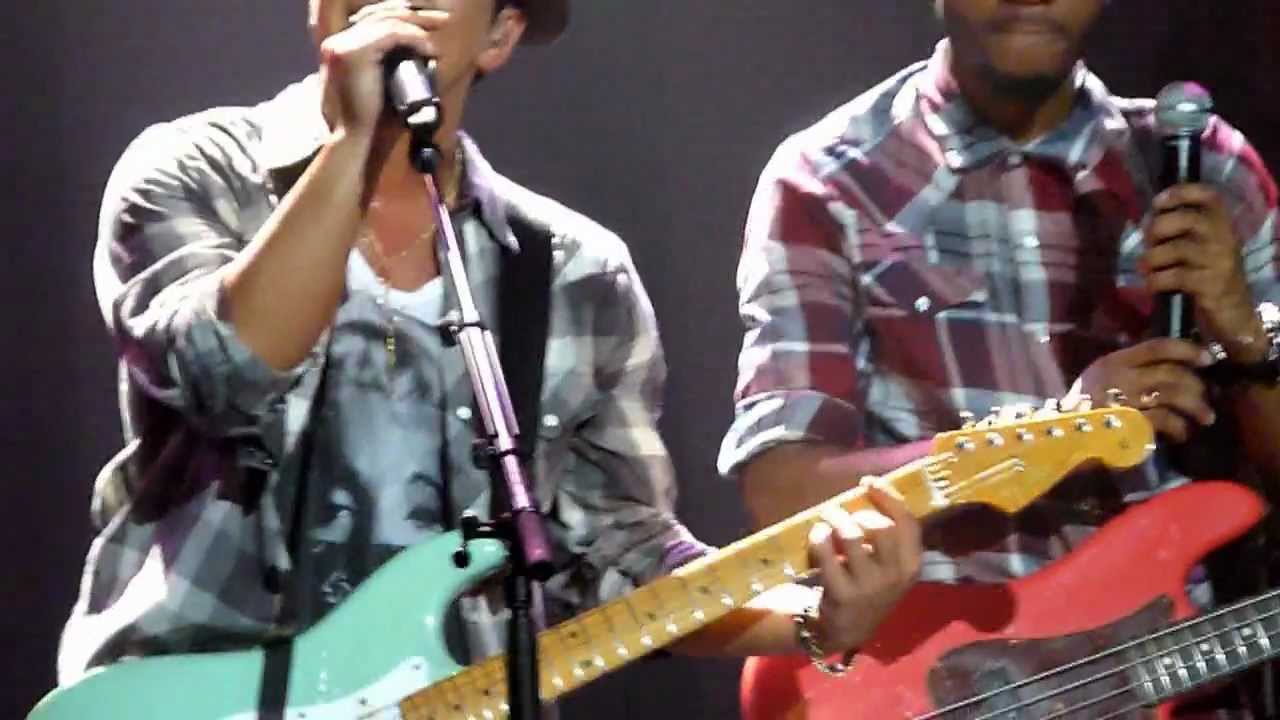Bruno Mars - Please Say You Want Me & Marry You - live Manchester 2 november 2011 - HD