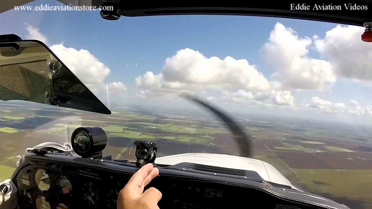 Aterrizaje en el Piper Comanche en Reynosa, Mexico.