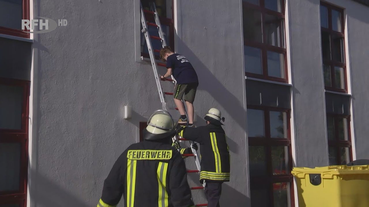 Unfallrettung an der Fahrschule - Stadtfeuerwehr Halberstadt übt den Außeneinsatz - RFH aktuell