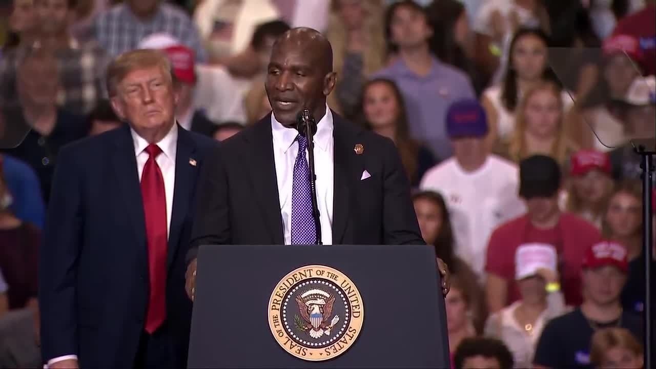 Дональд Трамп приглашает бывшего чемпиона в тяжелом весе Эвандера Холифилда выступить на митинге