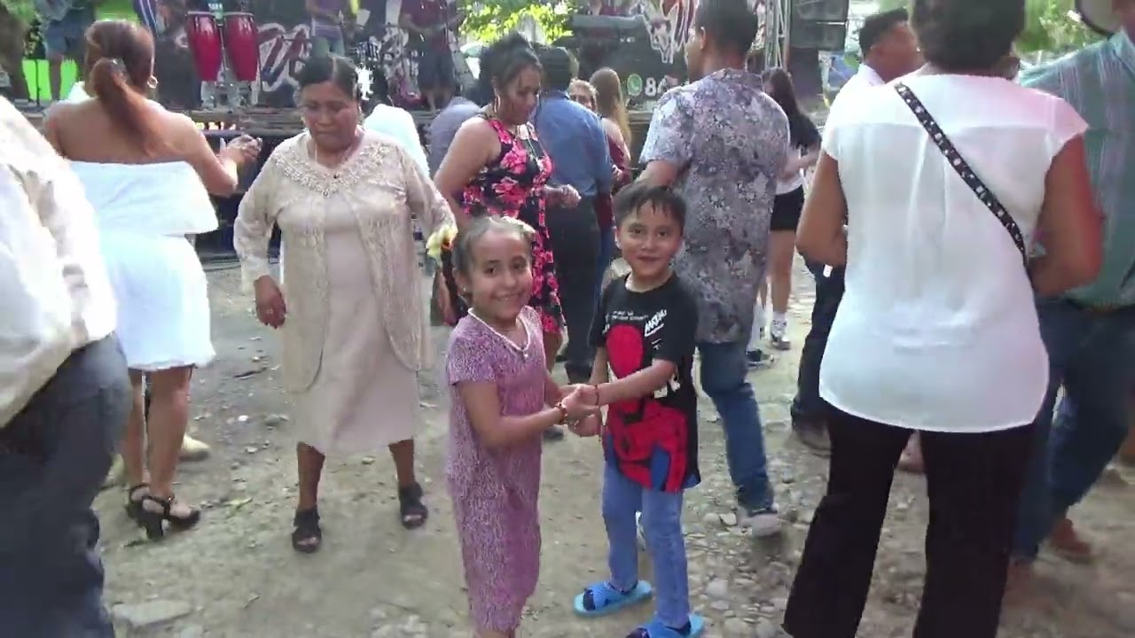 Wence y su grupo con el tema LA CHATA en Chapopote Tlachinolapa Veracruz, abril 2025