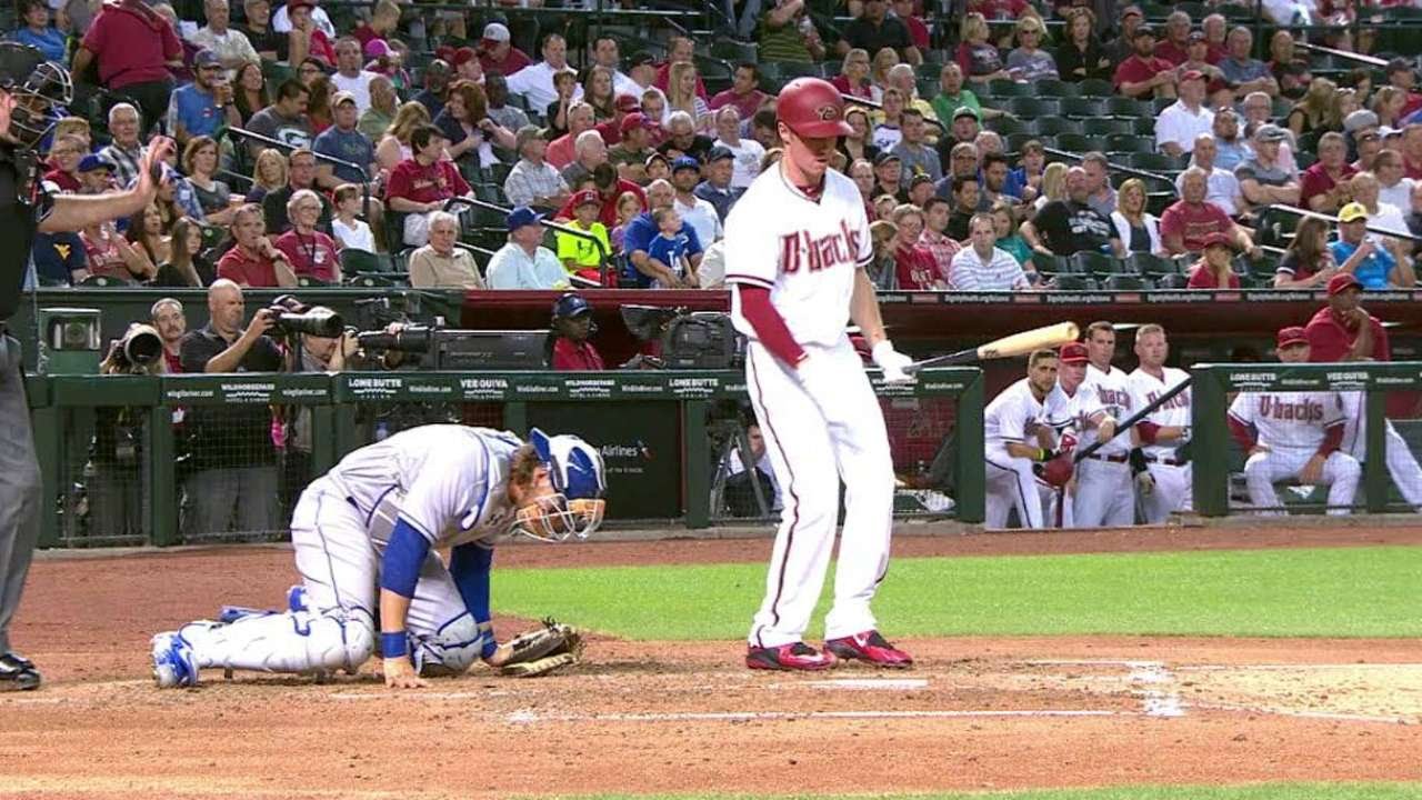 LAD@ARI: Grandal hit by foul ball, stays in game