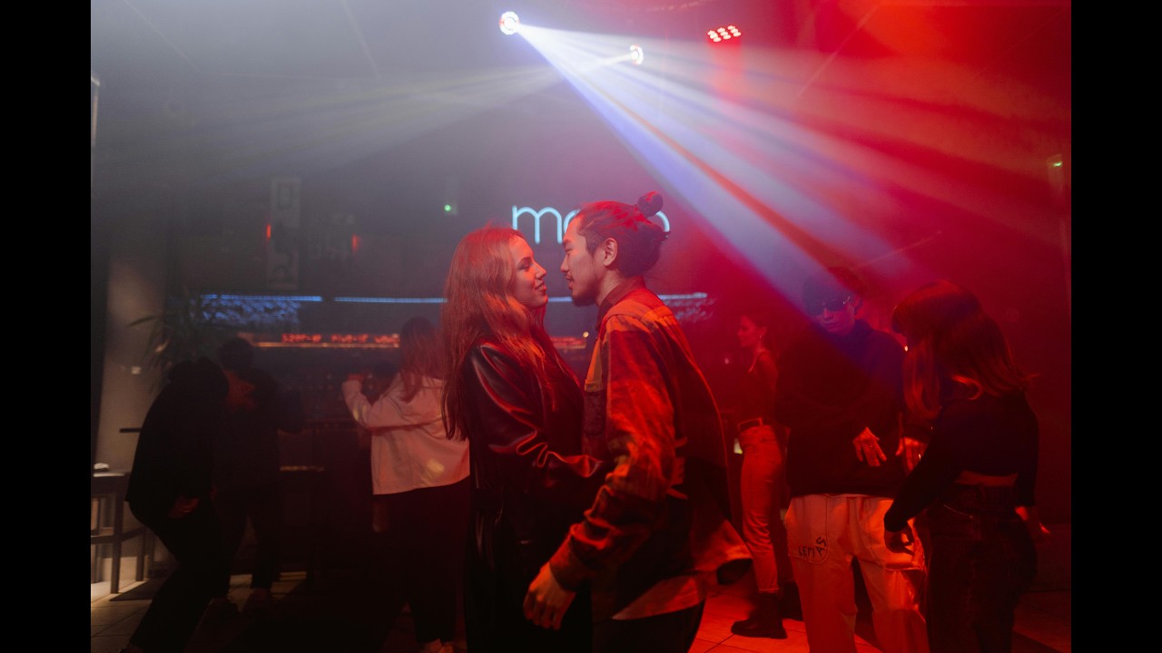 Bajo las Luces de la Ciudad