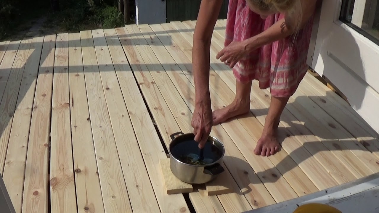 Treating the floor boards with pine tar