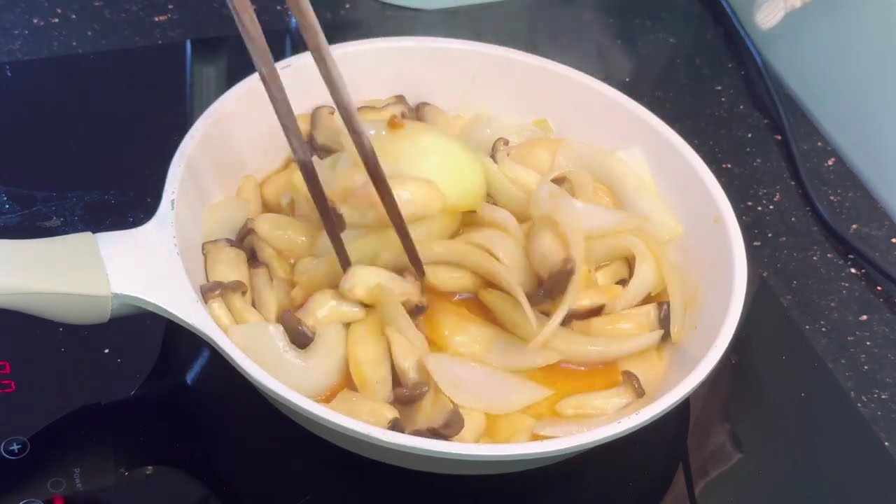 Món Chay Đơn Giản Ngon Đến Bất Ngờ|Nấm Đùi Gà Xào Củ Hành Tây Sốt Dầu Hào Và Bông Bí Luộc #84