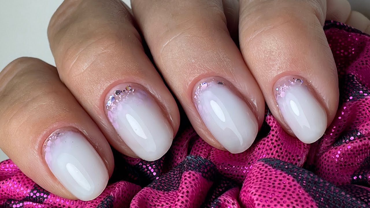 Glitter in trasparenza. Nail art tendenza 2022