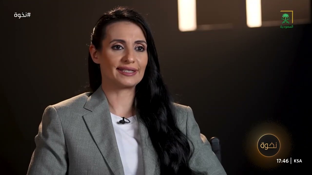 امرأة كبيرة بالسن تتأثر من الموقف؛ والفنانة هند محمد تكشف عن شخصيتها