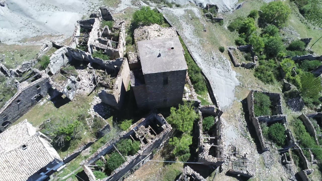 Escó . Pueblo abandonado de Zaragoza con dron 4K desde el aire. 4k video drone