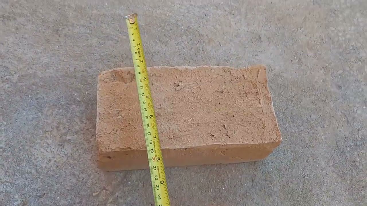 Tijolo adobe terra e cimento.