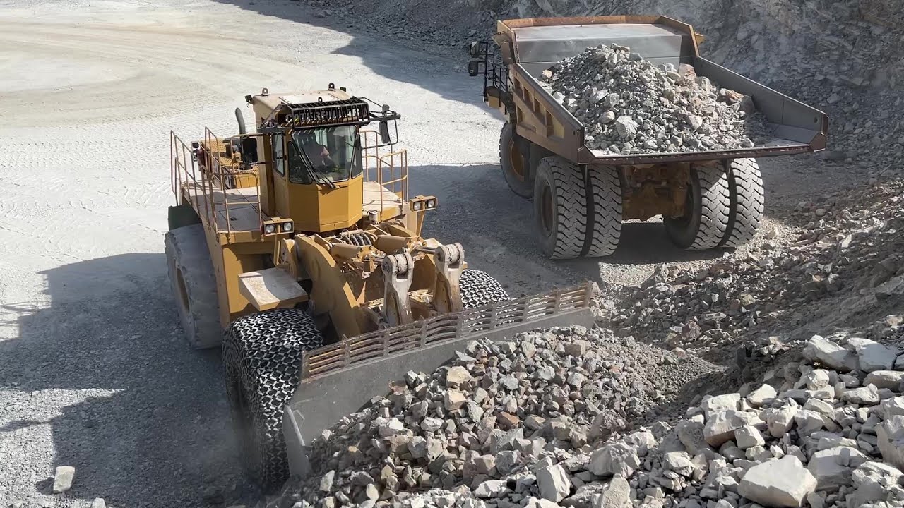 Caterpillar 992C Wheel Loader Loading Caterpillar 777F Dumpers - Interkat SA