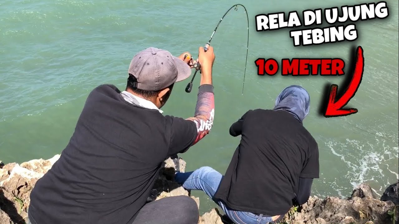 NEKAT‼️ Pemancing ini Rela Duduk Di Ujung Tebing, Demi Menyelamatkan Ikan Tenggelam‼️