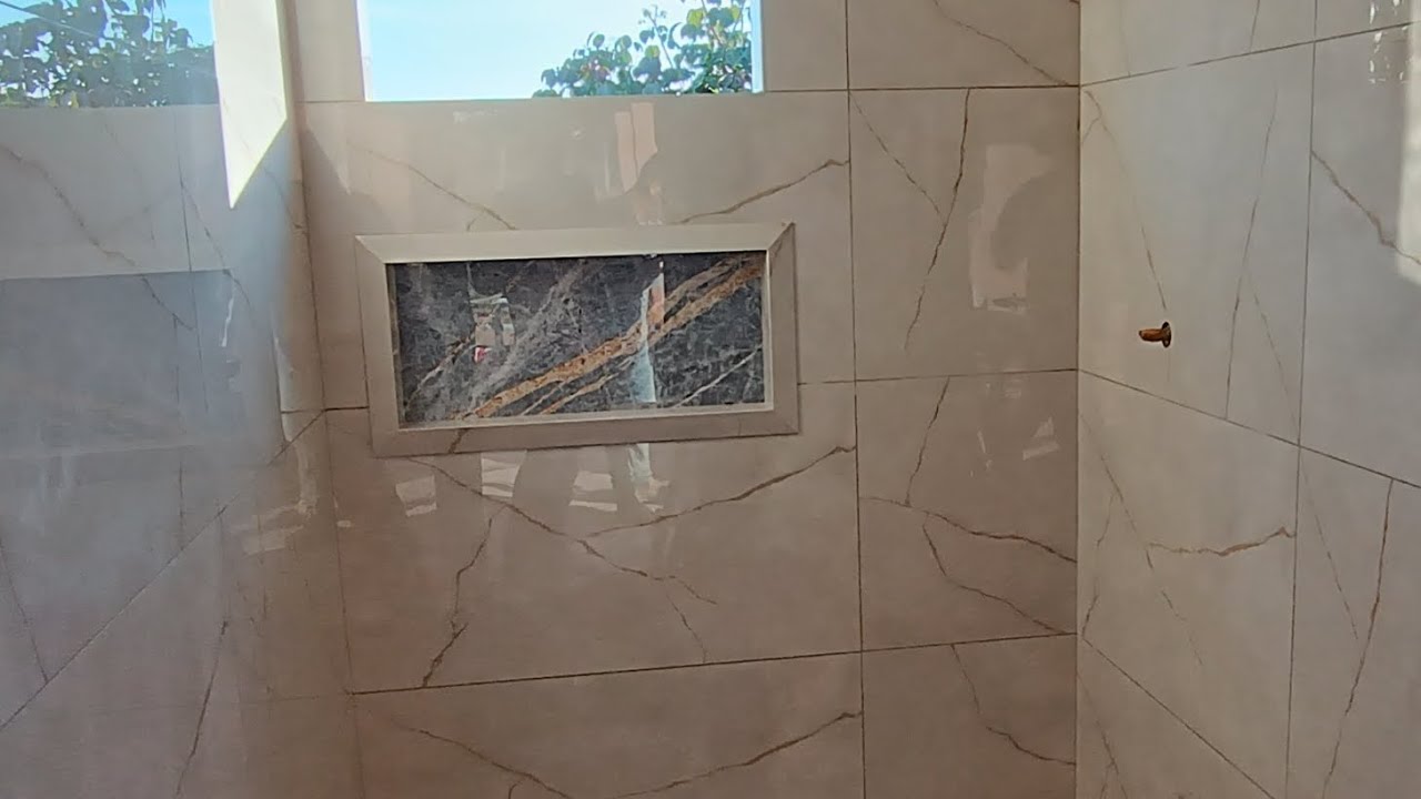 Porcelanato no banheiro tijolo ecológico