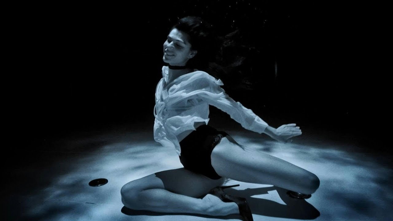 Ariadna Hafez, la "sirena" que baila tango bajo el agua