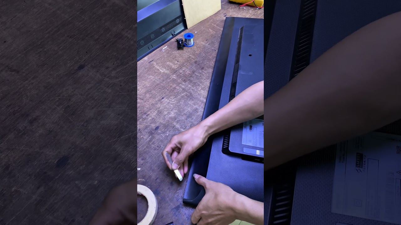 Cómo quitar la tapa trasera de un televisor Samsung sin tornillos 