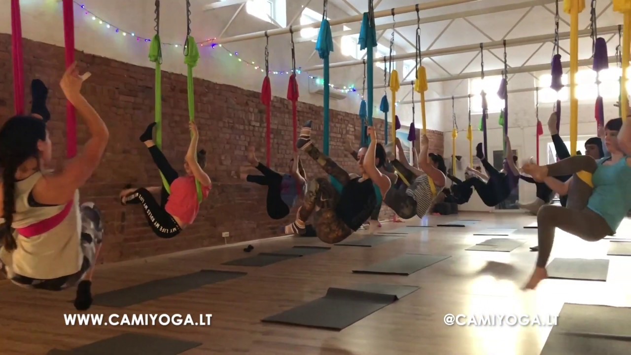 Aerial yoga class in CamiYoga studio // Oro joga