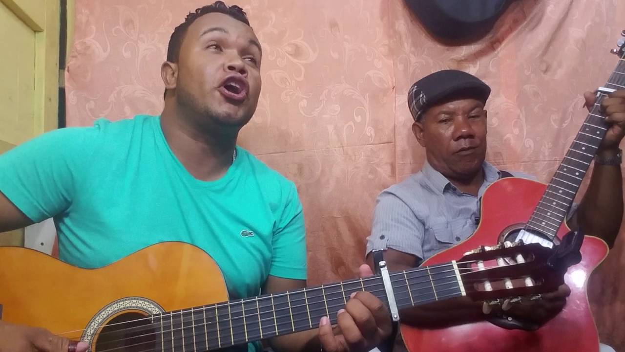 Duo Carela no me quites la botella