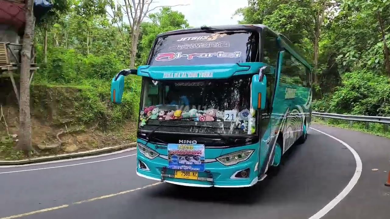 Artis bus telolet saling sapa di tikungan kelok 5 banjar