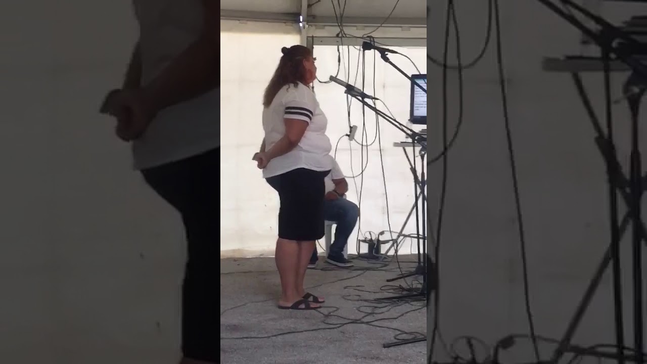 Loredana aus Gelsenkirchen von der Gemeinde Zuflucht singt das Blut des passa Lams....