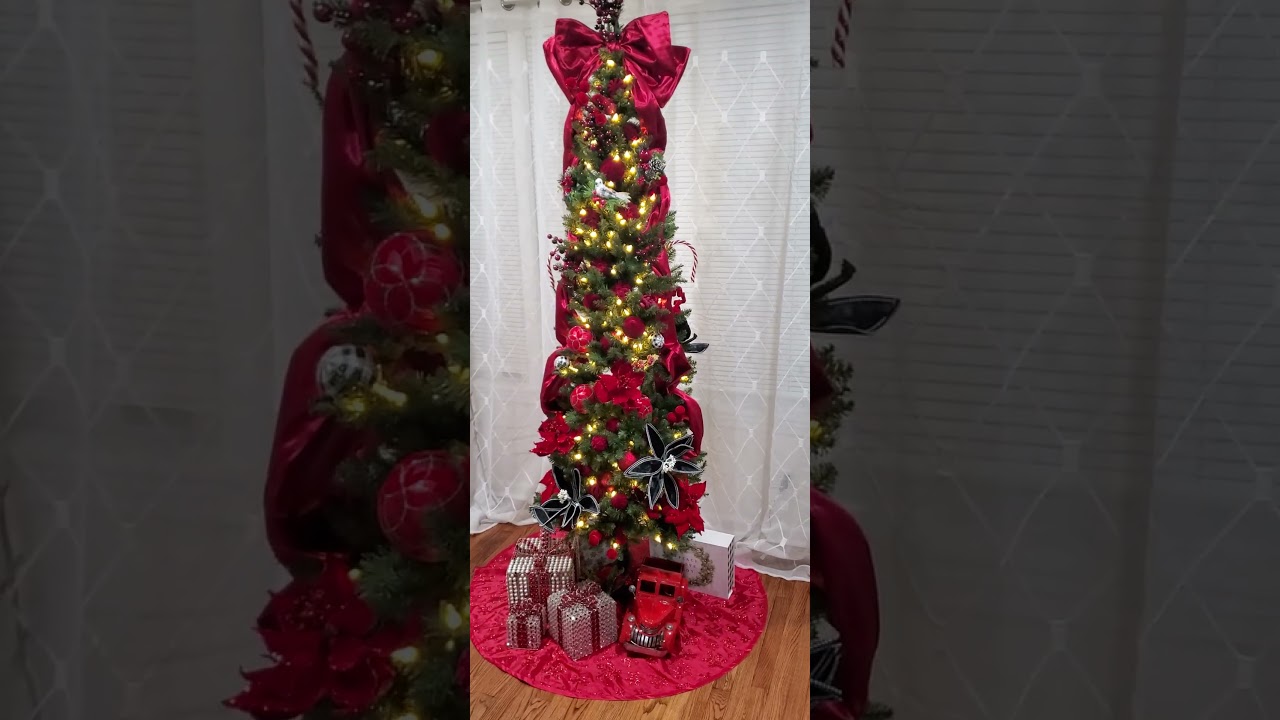 Decorating a slim Christmas tree for a small space 