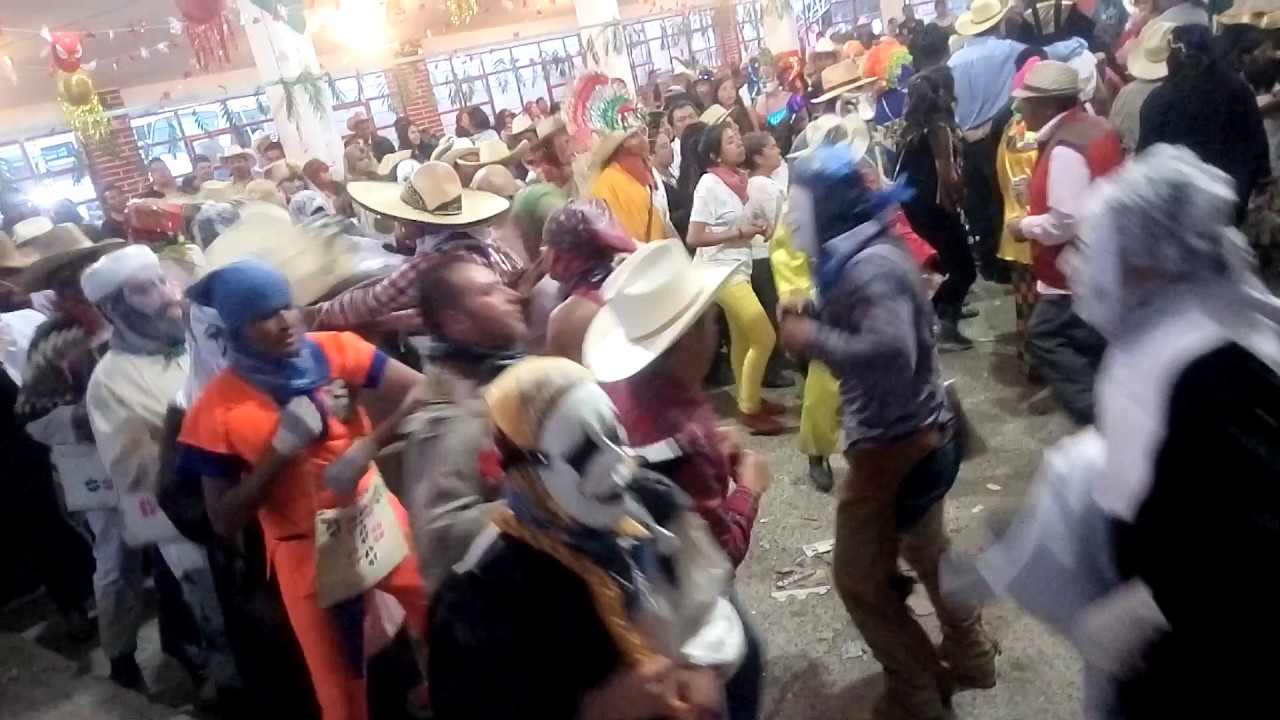 Puro zila carnaval 2017 aguantando empujones!!!