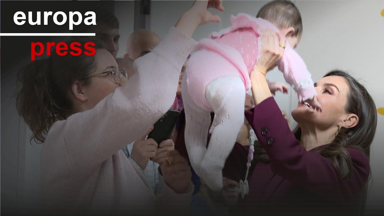 Los Reyes sacan su lado más paternal con un bebé en el Hospital de Parapléjicos