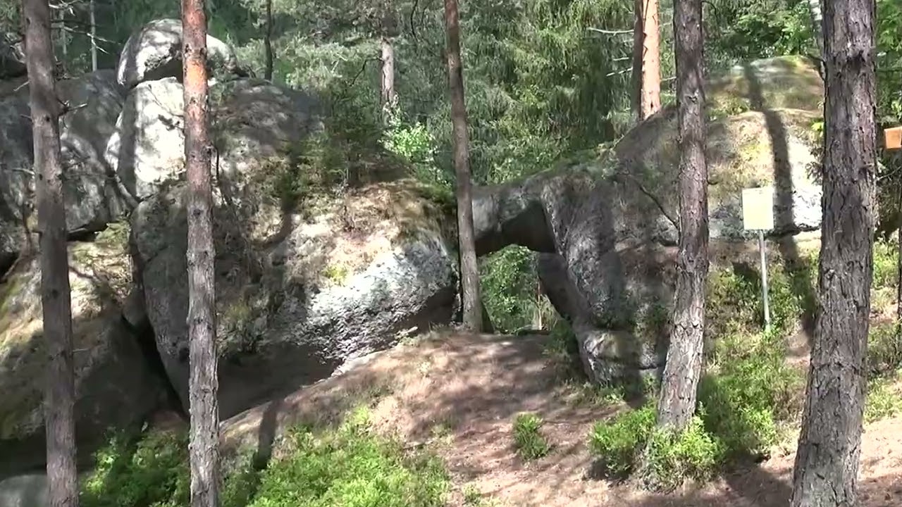 Steinerner Torbogen, &bdquo;Steinerne Stube&ldquo; (mit Opferschalen)