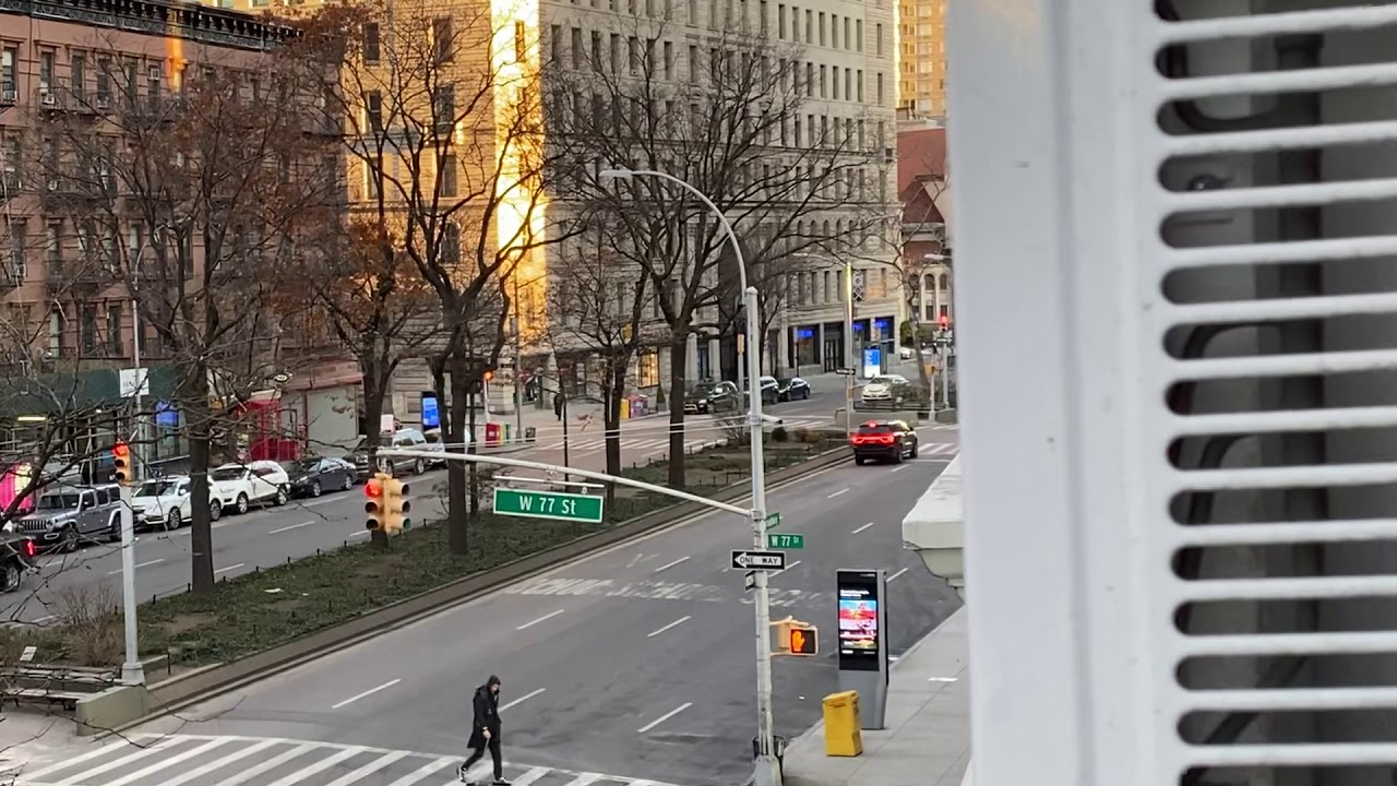 FDNY ENGINE 74, USING A SPARE WITH PA300 SIREN, RESPONDING ON BROADWAY WEST SIDE OF MANHATTAN, NYC.
