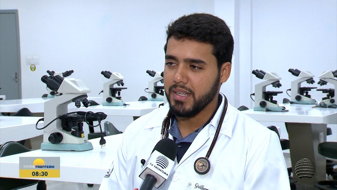 Estudante de medicina e coletor inspira moradores com história de vida
