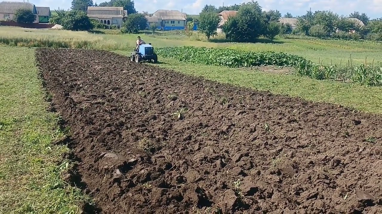 Робота мінітрактора  з плугом  2×25