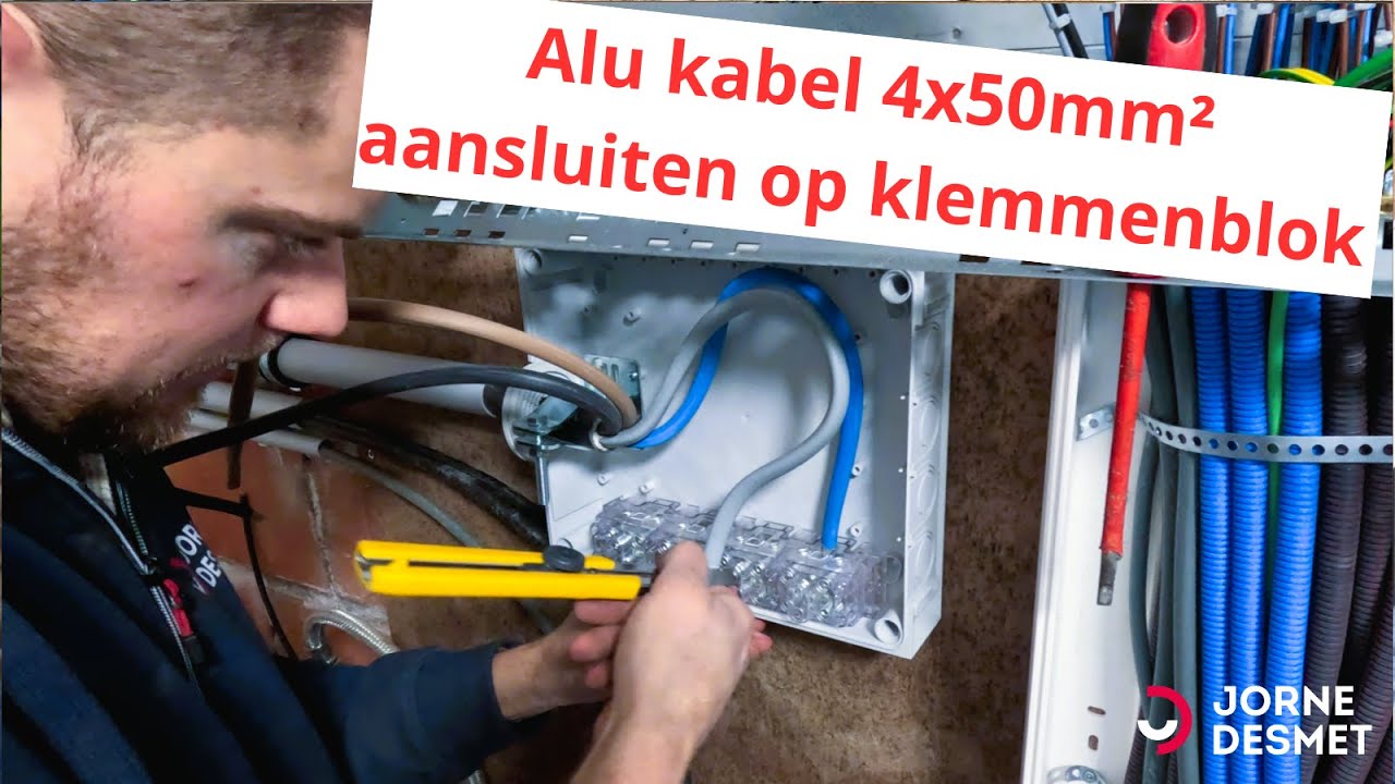 Elektrische Hoofdvoedingskabel aansluiten op klemmenblok voor voeding op verdeelbord.