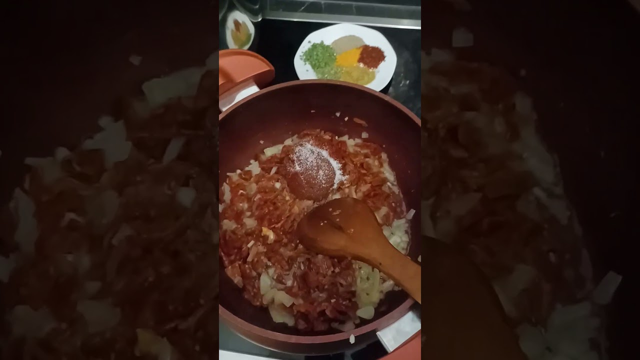 slm arkadaşlar 👉 abonelik ücretsizdir bugünkü menüde bamya ve kuru yeşil fasülye yemeğim 🥘🫠🤗