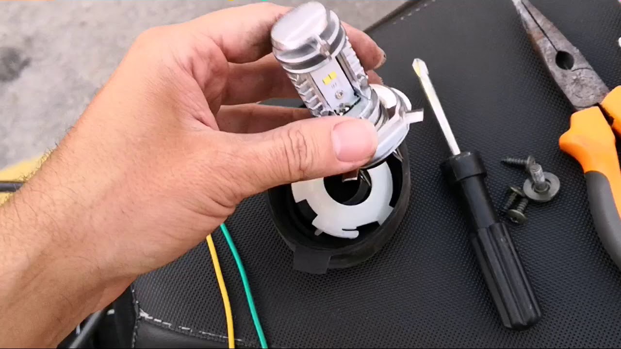 AKT FLEX Como reemplazo bombilla halogeno a LED para moto en la casa
