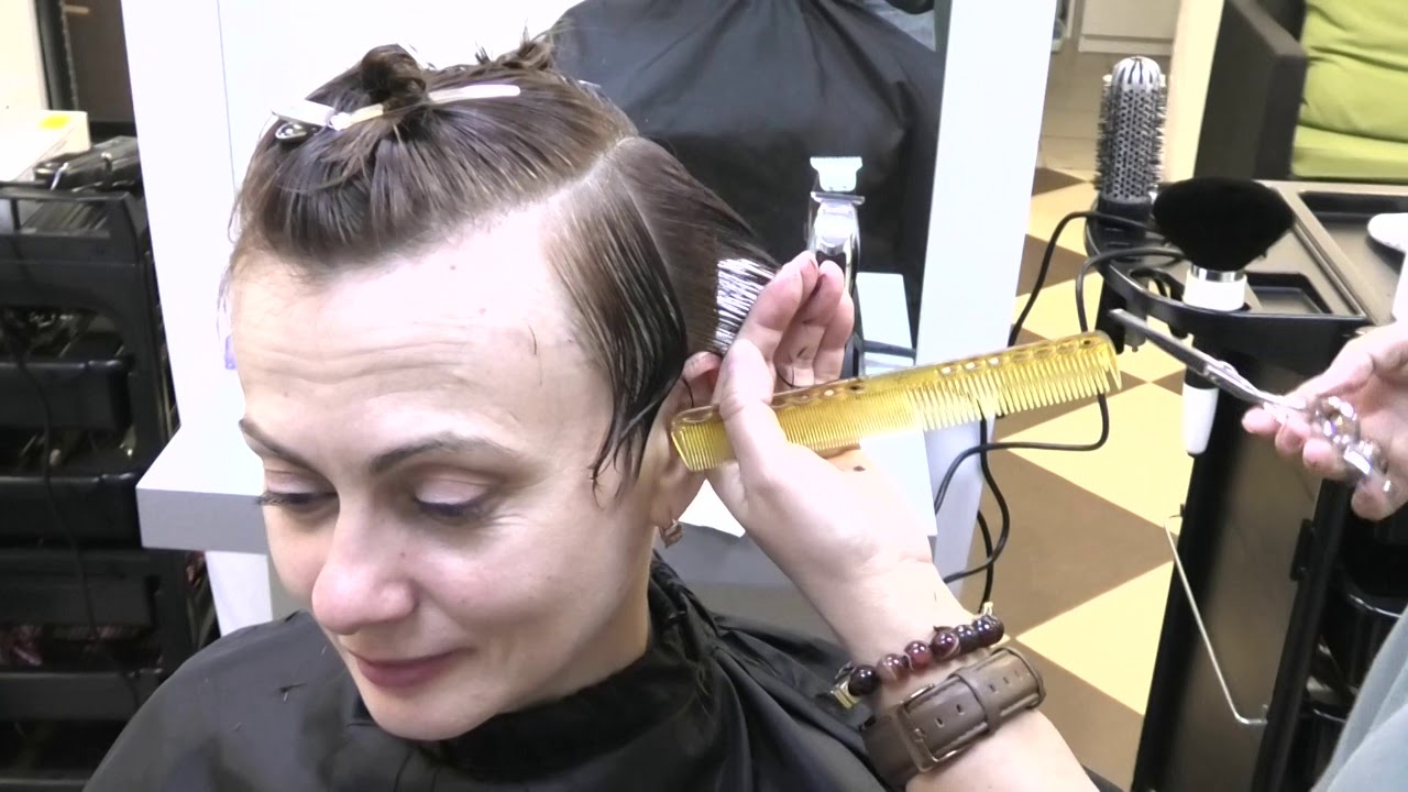 Короткая женская стрижка .