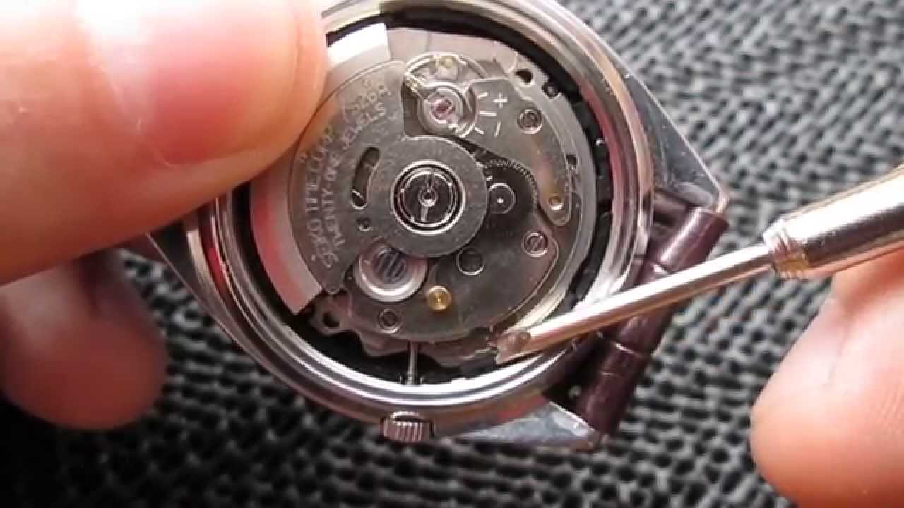 Как снять заводную головку с механизма Seiko 7s26