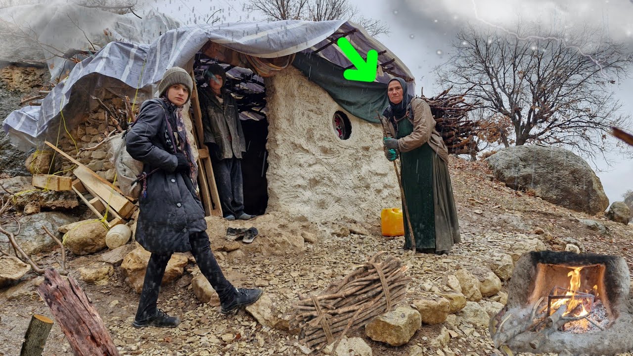 Homeless life in the mountains, rainstorm 🌧| Collecting firewood and trying to survive in a hut🗻🔥
