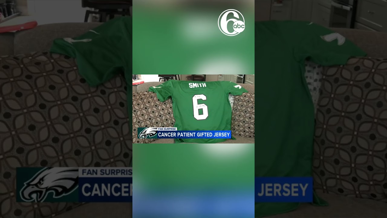 Eagles WR Devonta Smith, fianc&eacute; surprise fan battling cancer with autographed jersey
